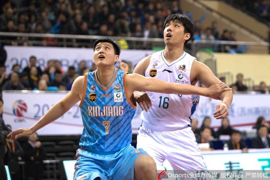 布鲁克斯狂砍五十八分 江苏肯帝亚主场大胜卫冕冠军新疆 江苏队大外援拉杜利察在新疆队内线孙桐林的防守下,强硬地用身体卡住位置,高高跃起,单手将球砸入篮筐,展现了强大的内线统治力。