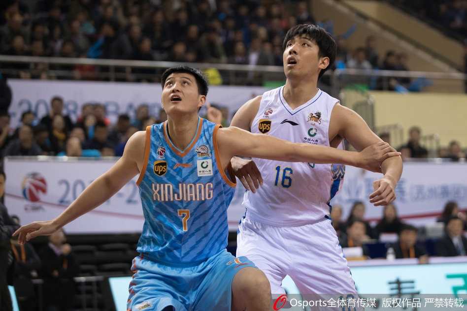 布鲁克斯狂砍五十八分 江苏肯帝亚主场大胜卫冕冠军新疆 江苏队外援马尚·布鲁克斯面对新疆队员可兰白克的贴身防守,灵活地运球变向,眼神中充满自信与坚定,准备随时启动突破防线。