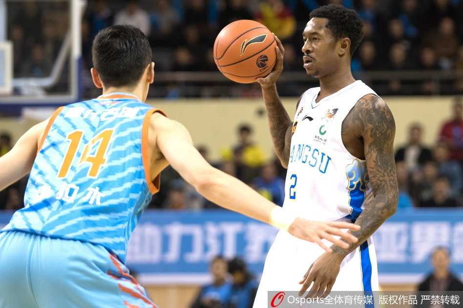 布鲁克斯狂砍五十八分 江苏肯帝亚主场大胜卫冕冠军新疆 关键时刻,布鲁克斯外线持球,面对新疆队两人包夹防守,毫无惧色,高高跃起干拔跳投,篮球在空中划出一道美丽的弧线直坠网窝。