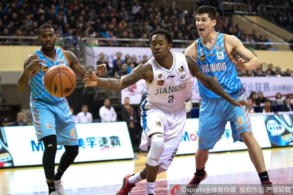 布鲁克斯狂砍五十八分 江苏肯帝亚主场大胜卫冕冠军新疆 江苏肯帝亚主教练贝西诺维奇在暂停期间,手持战术板,神情专注地向球员们布置战术,队员们围成一圈认真聆听,体现了球队良好的团队氛围。