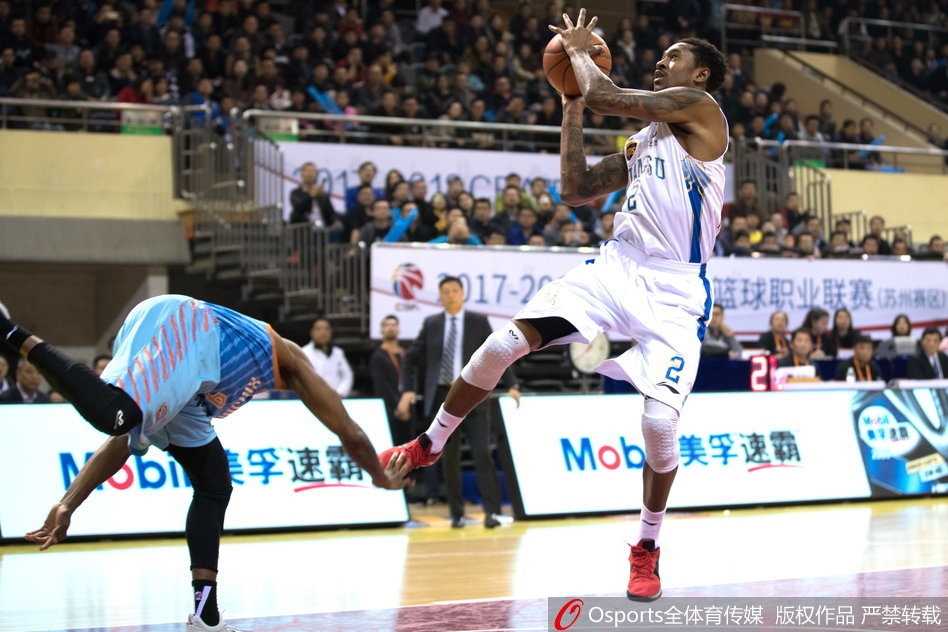 布鲁克斯狂砍五十八分 江苏肯帝亚主场大胜卫冕冠军新疆 终场哨响,布鲁克斯与队友史鸿飞击掌相庆,脸上洋溢着胜利的喜悦,身后的比分牌定格在115比99,见证了这场属于江苏队的辉煌胜利。