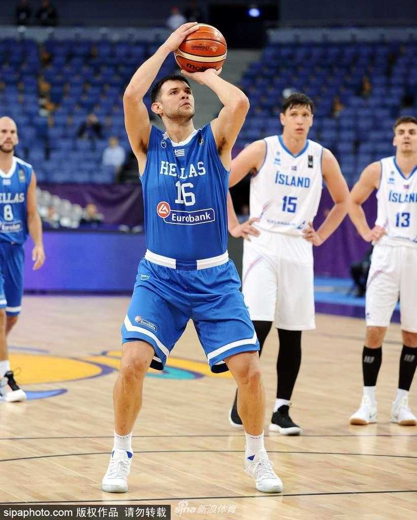 希腊男篮欧洲杯强势启航,冰岛黑马之梦在赫尔辛基搁浅 冰岛队的豪库尔·帕尔松在希腊双人包夹的铜墙铁壁下强行突破,他紧锁的眉头和坚毅的目光,是维京勇士不屈精神的最佳写照