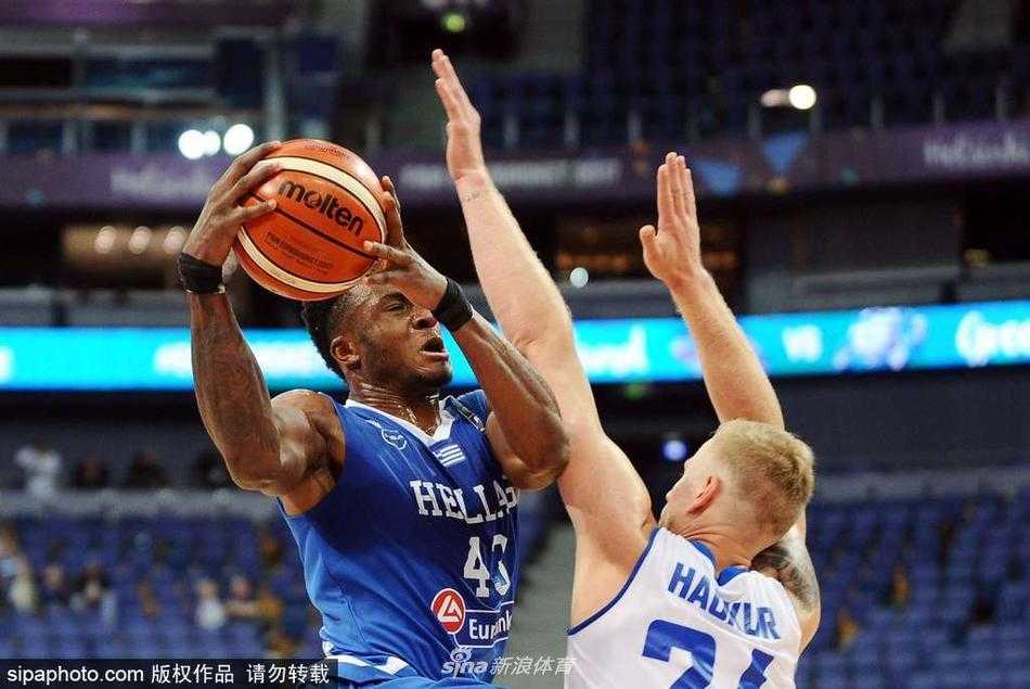 希腊男篮欧洲杯强势启航,冰岛黑马之梦在赫尔辛基搁浅 希腊灵魂后卫尼克·卡拉西斯用手术刀般精准的传球洞穿冰岛防线,他犀利的眼神和写意的动作,完美诠释了欧洲顶级控卫的大师风采
