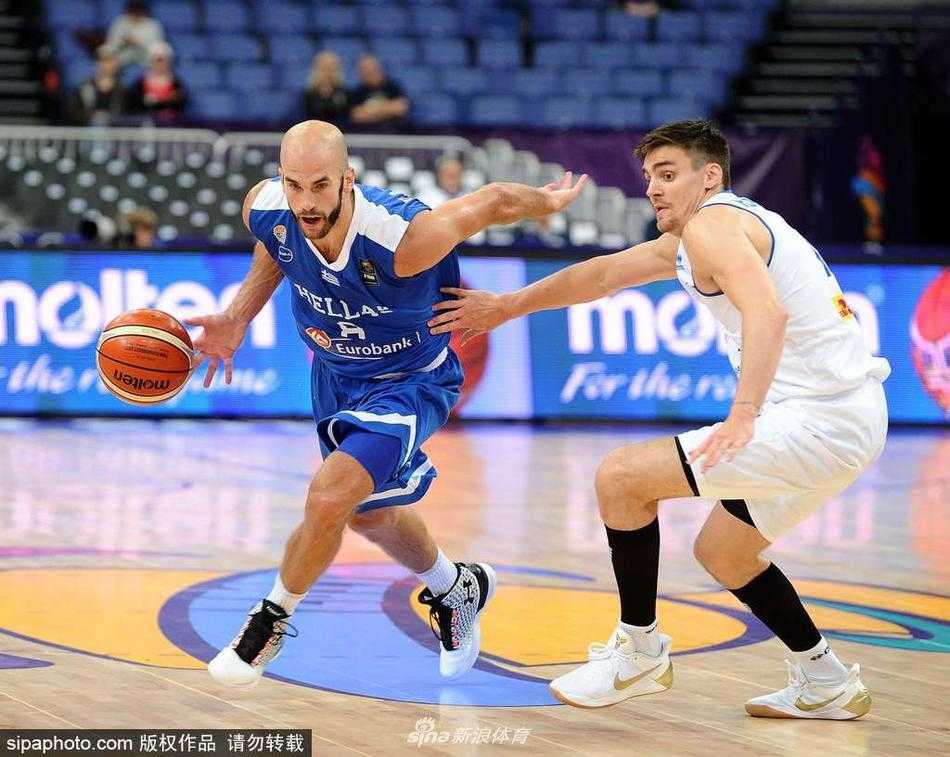 希腊男篮欧洲杯强势启航,冰岛黑马之梦在赫尔辛基搁浅 希腊内线巨塔乔治斯·普林泰齐斯在冰岛长人阵中奋力跃起摘下进攻篮板,他肌肉的线条和紧绷的神情,满载着奥林匹亚的荣光与渴望