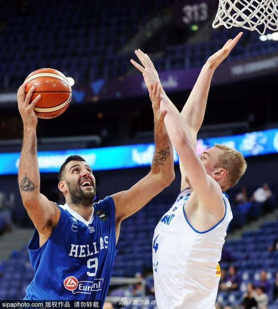 希腊男篮欧洲杯强势启航,冰岛黑马之梦在赫尔辛基搁浅 赛后,希腊众将围成一圈互相击掌鼓励,他们身后是巨大的比分牌,90-61的数字见证着这支欧洲传统强队的首战大捷与团队凝聚力