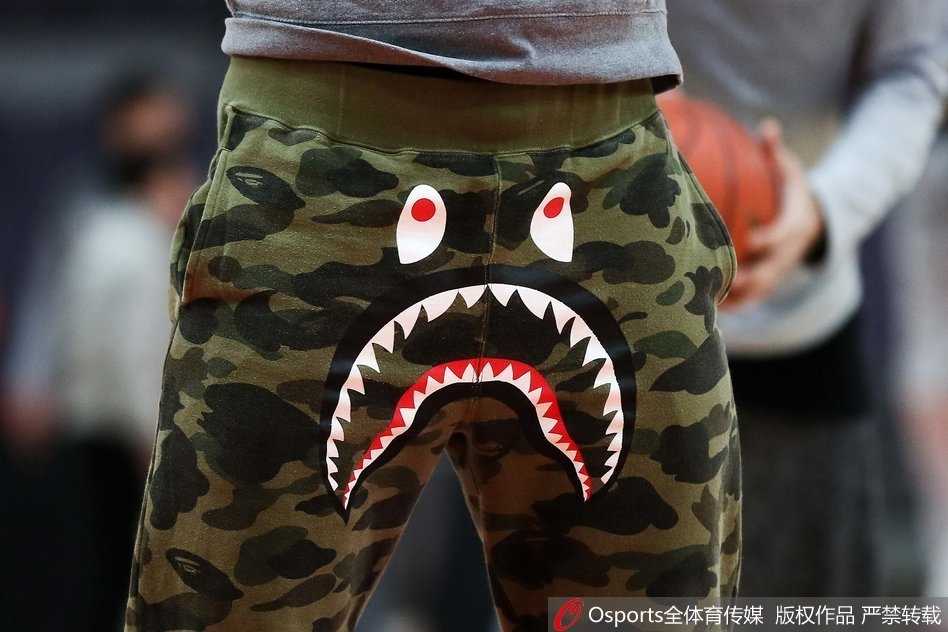 帕戈身穿抢眼潮裤在训练场上扭动身躯，即兴发挥的搞笑舞步逗乐了身后正在拉伸的队友，整个场馆充满了欢笑声