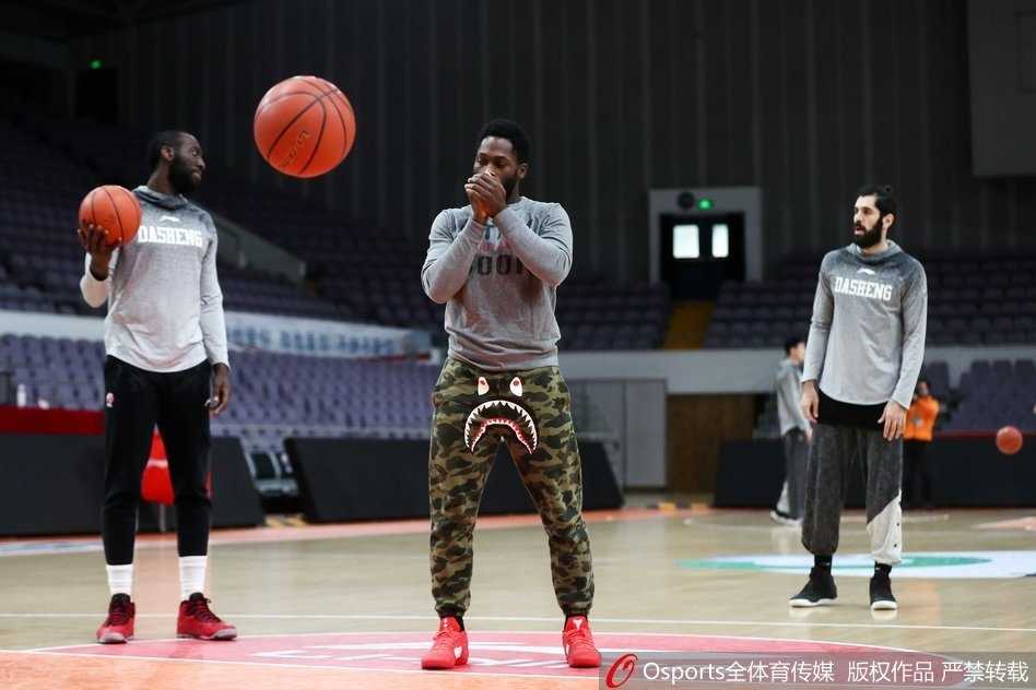 帕戈的搞怪潮裤格外醒目，他随着音乐节奏摇摆，脸上带着顽皮的笑容，连一旁走过的工作人员都忍不住驻足观看这滑稽的一幕