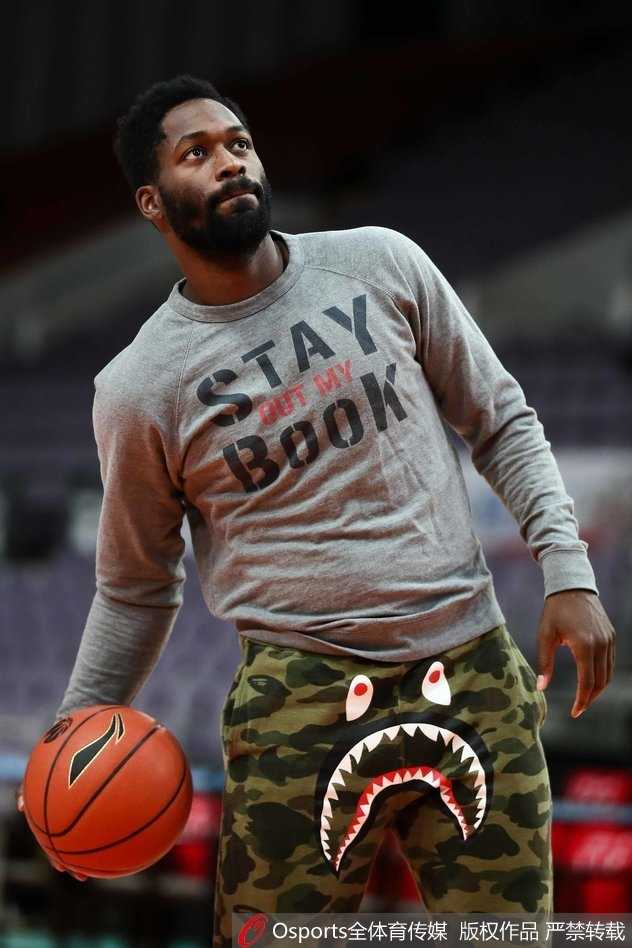 训练结束，帕戈穿着那条抢眼的潮裤准备离场，搞怪的表情依然挂在脸上，看来他已经用自己独特的方式完成了赛前热身