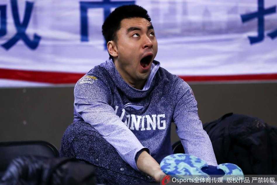 训练间歇，郭艾伦与身边的队友进行交流，他微微侧身，手指着场上的某个位置，眼神中透露出思考与专注，仿佛在讨论战术细节。