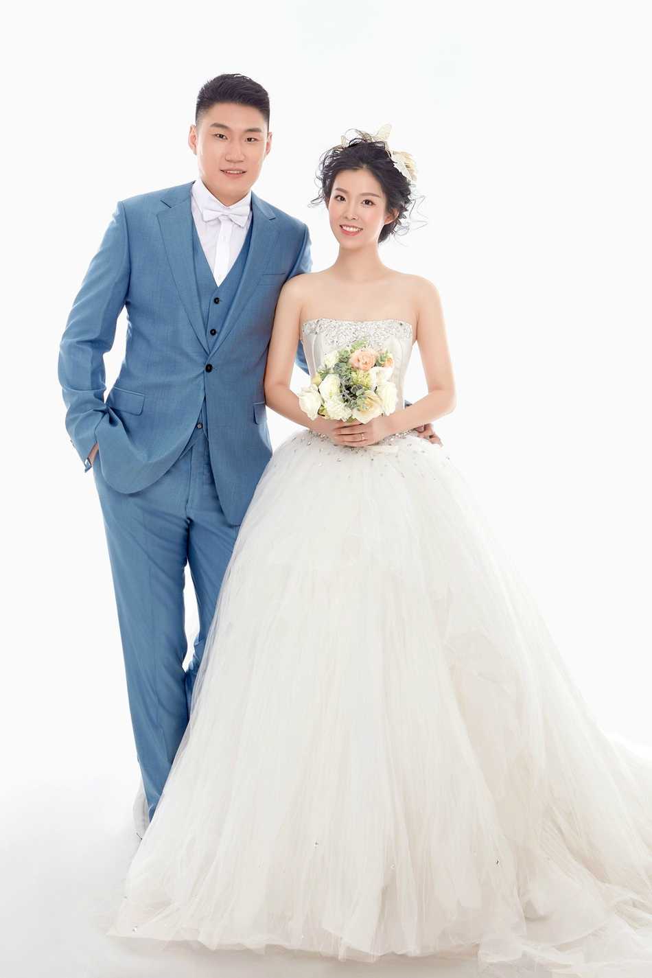 在暖色调的复古滤镜下，常林与爱妻深情依偎，新郎的硬朗轮廓与新娘的温婉浅笑构成了一幅岁月静好的画卷。