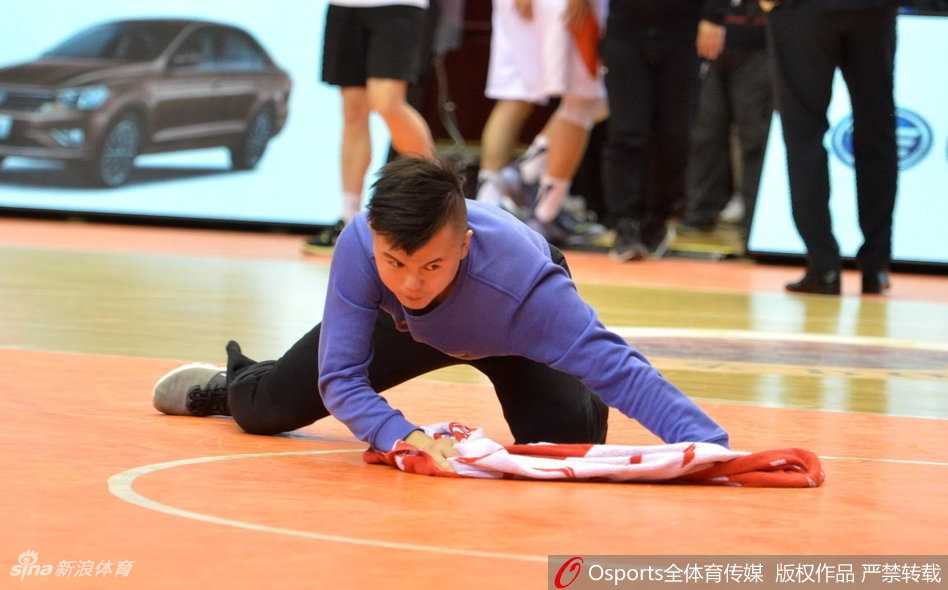 孟飞像一名冲刺的战士般飞速冲进场地，眼神专注而坚定，手中的白色毛巾即将触地，那一刻他仿佛手握钢枪，奔赴属于他的战场