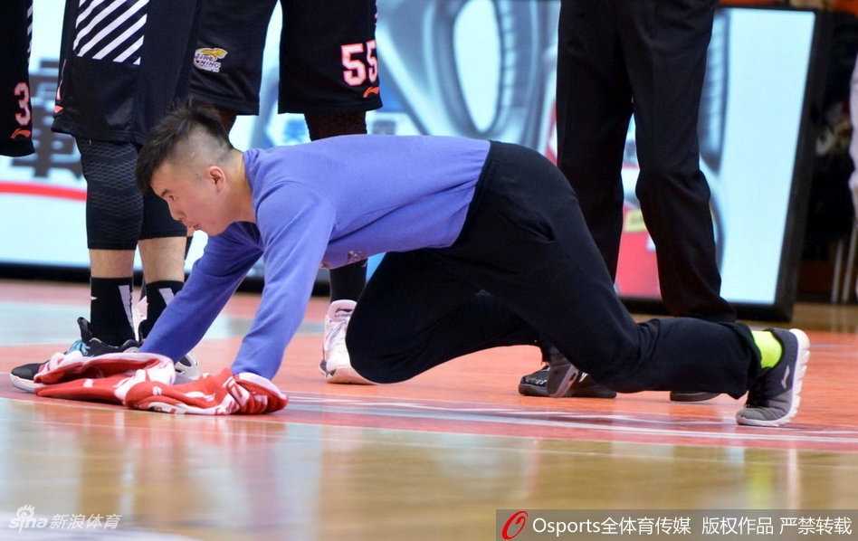 孟飞小心翼翼地将睢冉的签名球衣展开，仔细端详着上面的每一个字，这件球衣不仅是一件礼物，更是一份沉甸甸的认可，激励着他在未来的道路上继续发光发热