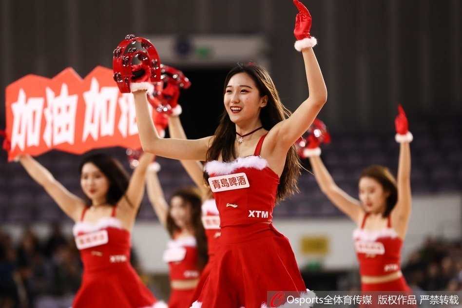 暂停时间，宝贝们迅速集结成队形，手中挥舞着金色的花球。她们笑容一致，动作整齐划一，用极具感染力的肢体语言号召全场观众站起来为北控队的下一次进攻呐喊助威。