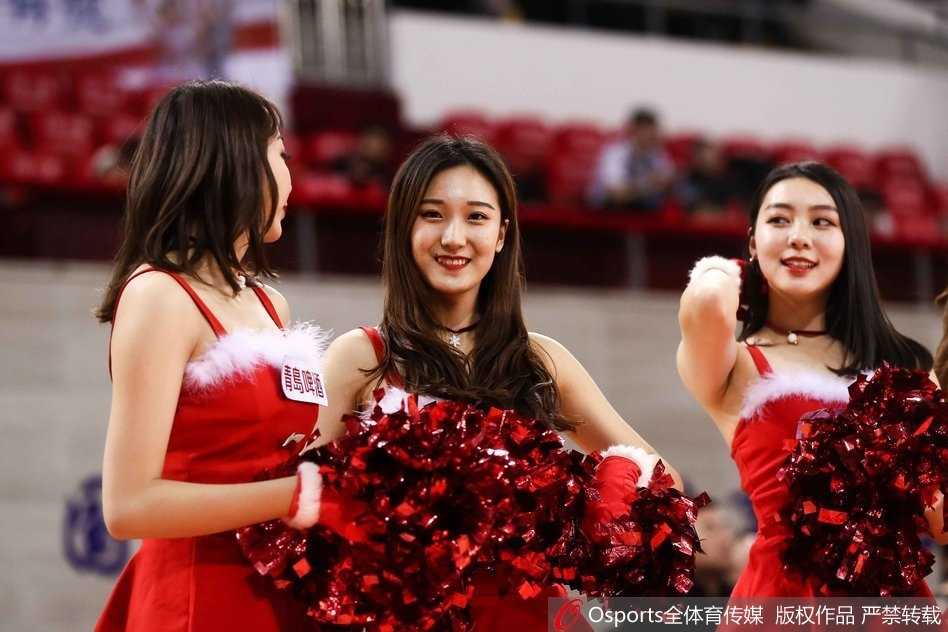 汗水微微打湿了发梢，却掩盖不住宝贝眼中炽热的光芒。在激烈的比赛间隙，她趁着擦汗的瞬间依然保持微笑，向看台上的小朋友挥手致意，传递着篮球带来的纯粹快乐。