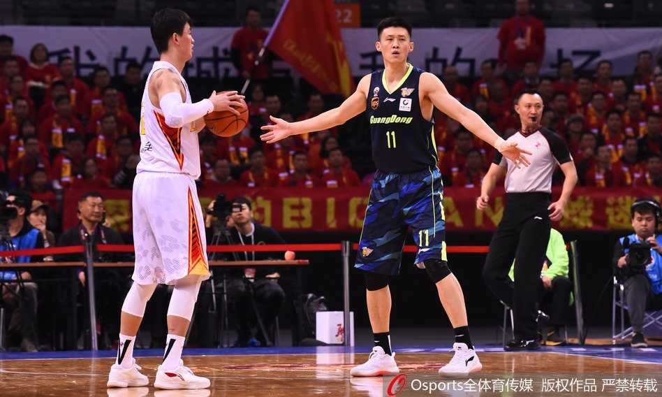 平安夜大战!广东宏远客场掀翻深圳烈豹,赛季双杀终结对手六连胜 广东外援尼克尔森面对深圳外援萨林杰的贴身长臂干扰,依然凭借柔和的手感完成一次高难度的低位勾手,展现了其全面的进攻技术。