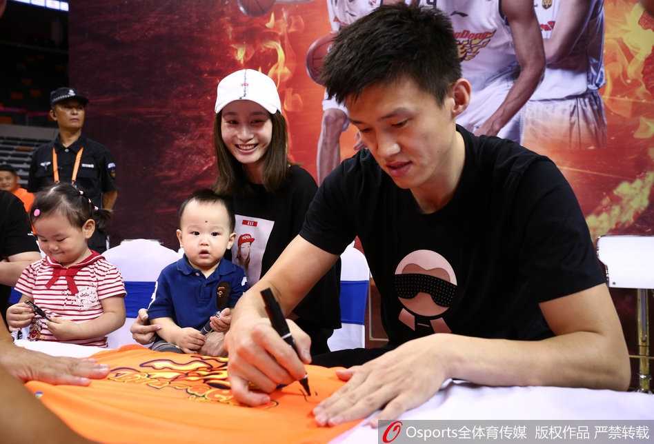 在特意为小球迷设置的互动区，一个年幼的小球迷正认真地完成投篮挑战，他那全神贯注、有模有样的动作，仿佛预示着未来之星正在这里萌芽