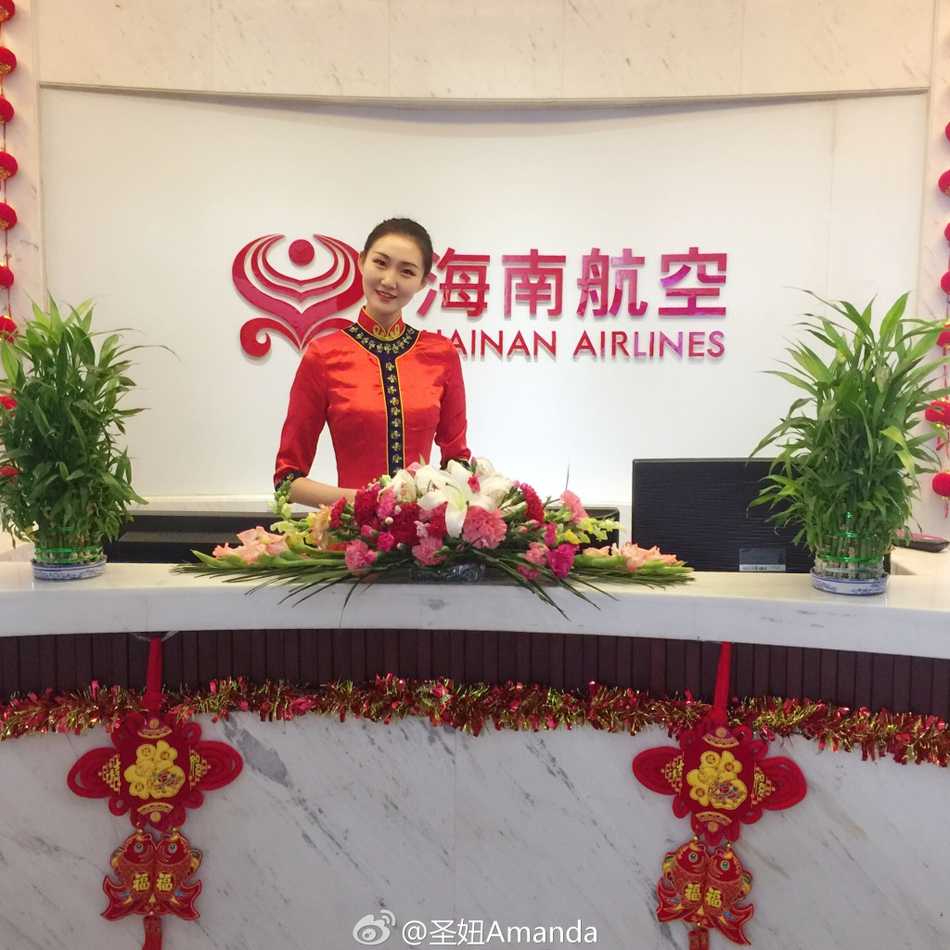 任骏飞与李圣穿着情侣装亲密合影，两人眼神中流露出对彼此的无限眷恋，背景的绿植衬托出这份爱情的生机勃勃。