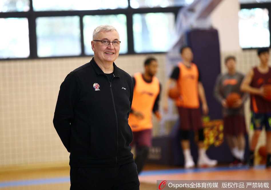 广东宏远新援莫里斯亮剑,首秀驯服“领头羊”广厦 比赛中,莫里斯持球高速推进,面对广厦两名防守球员的包夹,他眼神坚毅,寻找队友的跑位空当。