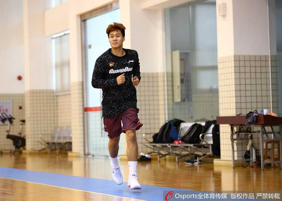 广东宏远新援莫里斯亮剑,首秀驯服“领头羊”广厦 莫里斯身穿广东宏远训练服,在赛前热身中神情专注,拉伸筋骨,为即将到来的首秀做最后准备。