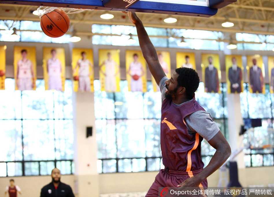 广东宏远新援莫里斯亮剑,首秀驯服“领头羊”广厦 赛前投篮训练中,莫里斯在三分线外跃起出手,皮球在空中划出优美弧线,篮下的队友们纷纷注视。”