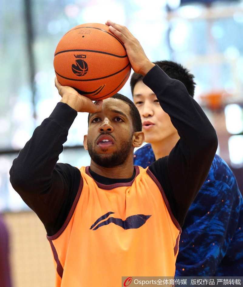 广东宏远新援莫里斯亮剑,首秀驯服“领头羊”广厦 终场哨响后,莫里斯被队友们簇拥在场地中央,他握紧拳头仰天长啸,脸上洋溢着胜利后的喜悦和激动。