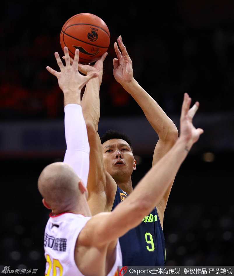 广东队外援布泽尔与朱芳雨在场上交流配合，两位老将经验丰富