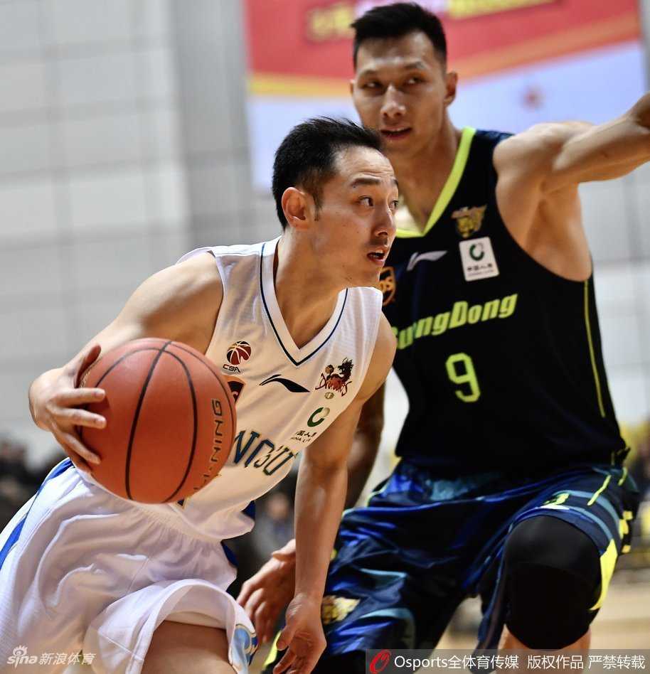 中国男篮核心易建联在篮下卡位抢下关键篮板，肌肉线条分明，身后的肯帝亚球员奋力拼抢，展现了内线争夺的激烈程度。