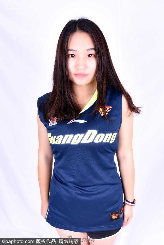 广东宏远篮球宝贝惊艳亮相 新赛季盼与球队共创辉煌 篮球宝贝身着洁白连衣裙,在镜头前露出治愈系笑容,眼神灵动,仿佛能驱散所有疲惫