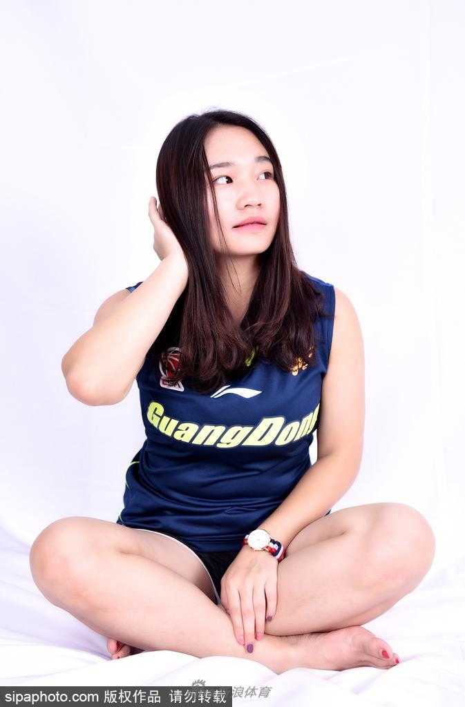 广东宏远篮球宝贝惊艳亮相 新赛季盼与球队共创辉煌 全景镜头下,篮球宝贝们整齐站立,每个人脸上都洋溢着自信甜美的笑容,展示着团队的青春活力