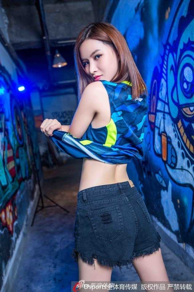 表演落幕，篮球宝贝们向观众致意，碎边短裙在鞠躬时轻柔垂落，她们的脸上洋溢着汗水与笑容，那一刻的美丽定格为赛场最温暖的谢幕。