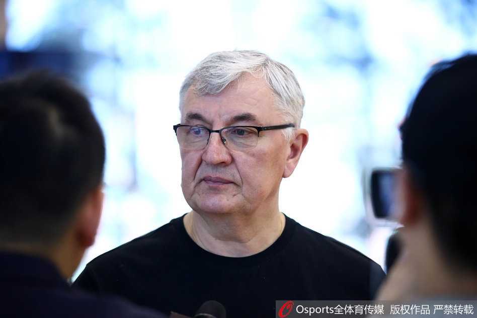 赵睿在跑步机上高强度间歇跑，心率飙升却依然目光如炬，备战联赛不容丝毫松懈