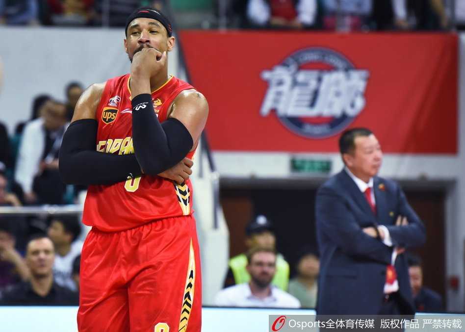 深圳队外援萨林杰在对方内线群中强行起球，犹如巨塔般扛开防守，以一敌三霸气上篮，统治力尽显