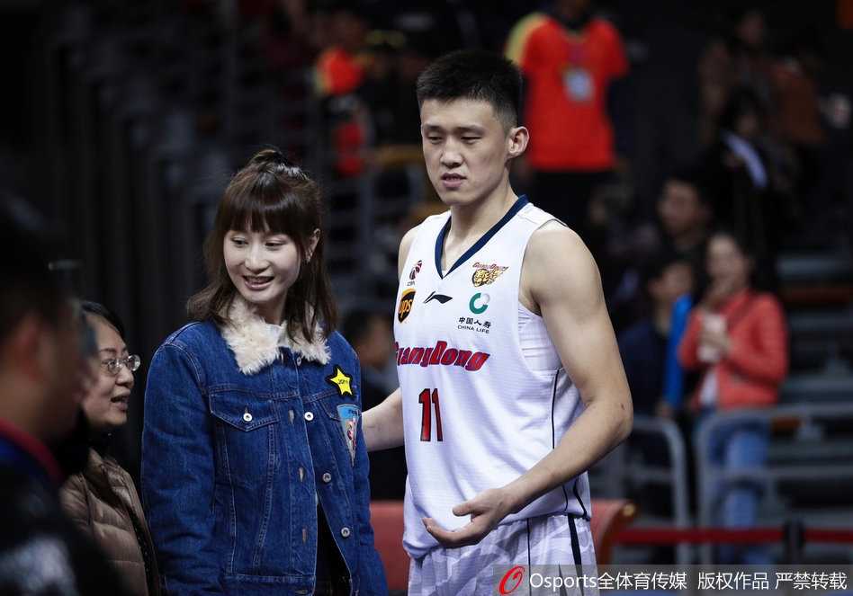 看台上，周鹏的爱人神情专注，目光紧紧追随着球场上那个身披宏远战袍的熟悉身影，无声的支持胜似千言万语。