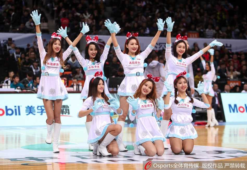 舞动的身影与看台上挥舞的荧光棒交织在一起，女孩们用充满张力的舞姿将深圳大运中心变成了一片欢乐的海洋。