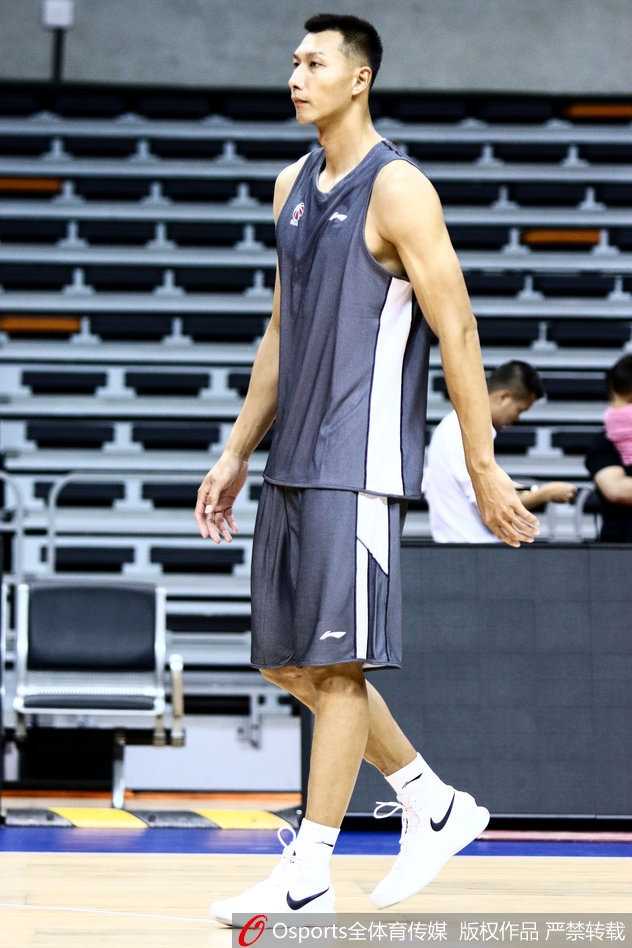 大外援尼克尔森在训练中秀出柔和手感，高位跳投稳稳命中，他与易建联的内线组合令人期待