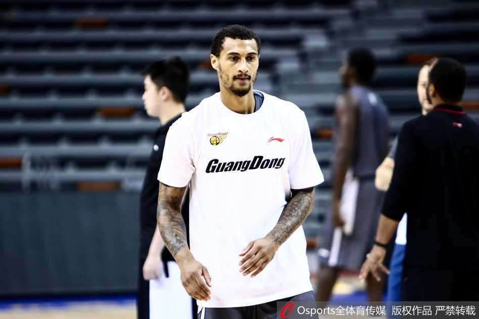 周鹏在底角进行三分特训，皮球划过完美弧线空心入网，身为队长的他神态坚定，随时准备为球队攻城拔寨