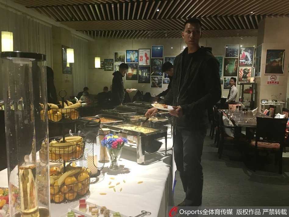 餐厅的一角，广东队的其他队员们也在享受晚餐，大家有说有笑，在赛前的紧张气氛中寻得一丝难得的惬意与放松。