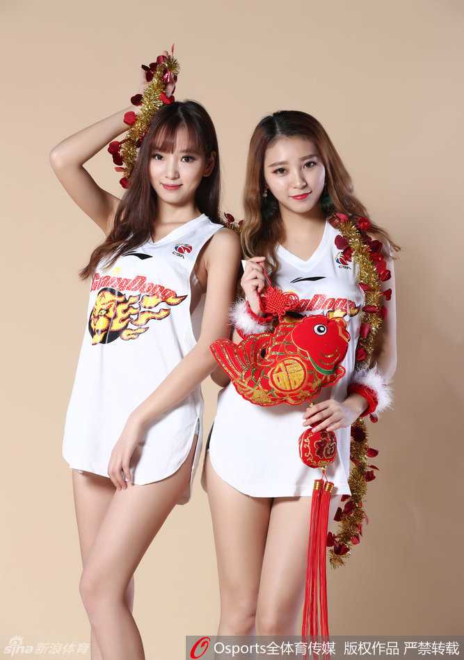 紧紧依偎姐妹情深，两位队员脸贴脸手提长联，甜蜜微笑中带着俏皮，高跟长腿并拢画面温馨又性感