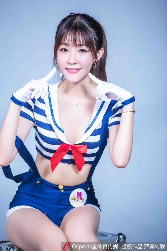 篮球宝贝单手托腮，歪头看向镜头，海魂衫衬托出她如海水般纯净的气质