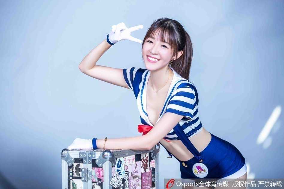 宝贝们排成一排，海魂衫条纹随着身体律动仿佛起伏的波浪，动感十足