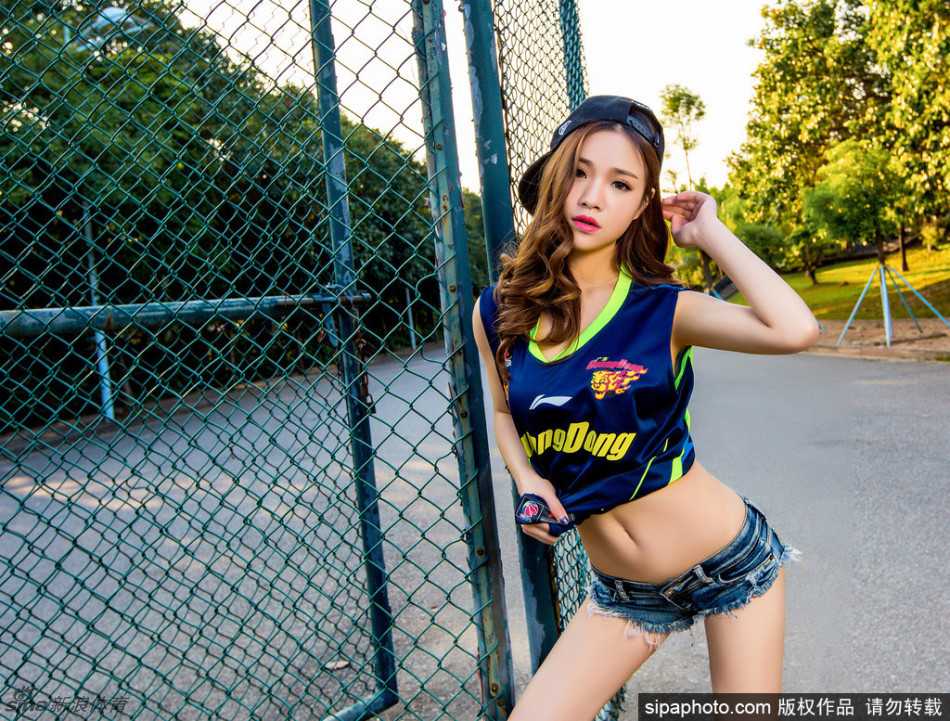 广东篮球宝贝热辣写真释放青春能量,助力东莞银行队季后赛征程 篮球宝贝身穿白色热裤,侧身回眸,长发随风飘动,修长的双腿在阳光下显得格外耀眼,青春气息扑面而来。