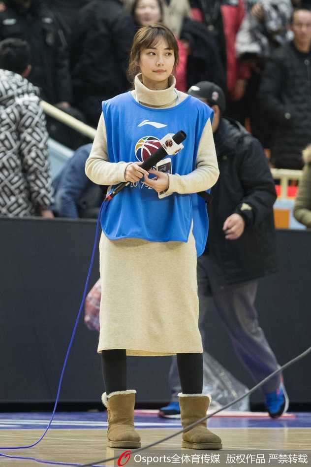 广厦主场那一抹亮色,CBA赛场美女主持成焦点风景 人海中惊鸿一瞥,美女主持在涌动的人潮中显得格外宁静,微卷的发梢和精致的侧颜,勾勒出赛场边最动人的轮廓。