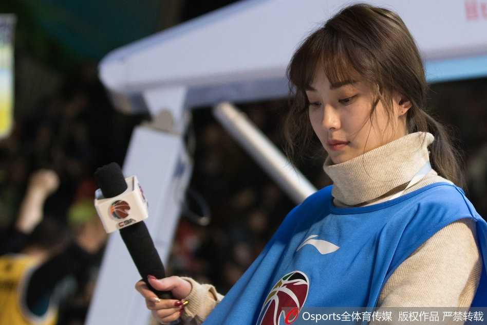 广厦主场那一抹亮色,CBA赛场美女主持成焦点风景 在明亮的场馆灯光下,美女主持侧身回眸,嘴角带着浅浅笑意,那份从容与优雅与身后座无虚席的看台相映成趣。