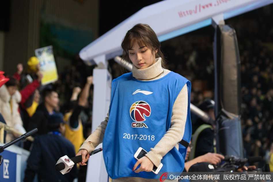 广厦主场那一抹亮色,CBA赛场美女主持成焦点风景 聚光灯下,广厦主场美女主持手持赛事资料,眉眼间流露出对比赛的专注与柔情,仿佛在为场上每一次攻防心跳加速。