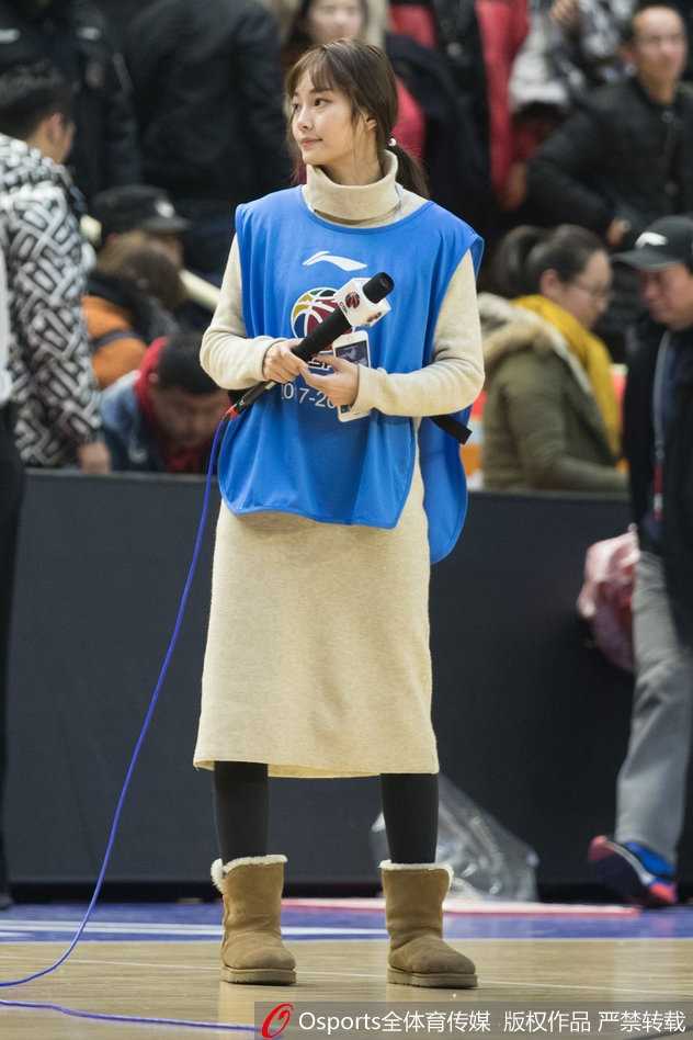 广厦主场那一抹亮色,CBA赛场美女主持成焦点风景 镜头拉近,美女主持轻倚场边广告板,一头秀发自然垂落,眼神清澈而坚定,仿佛正用无声的语言为广厦队加油打气。