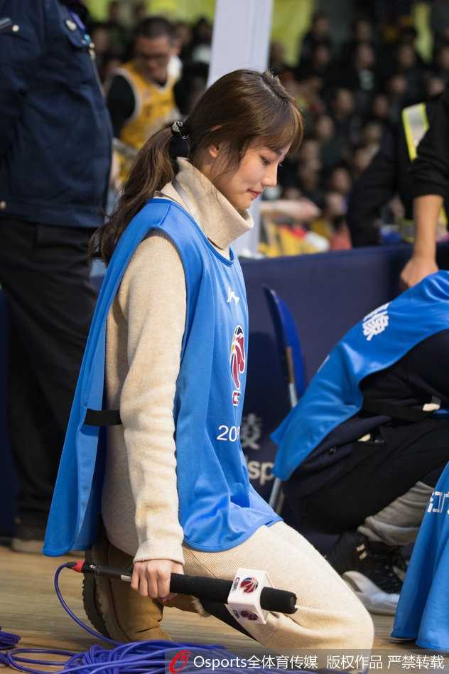 广厦主场那一抹亮色,CBA赛场美女主持成焦点风景 工作间隙,美女主持手拿纸质资料,倚靠在通道墙边,简单随性的姿势难掩其温婉气质,仿佛在思考下一节如何调动现场气氛。