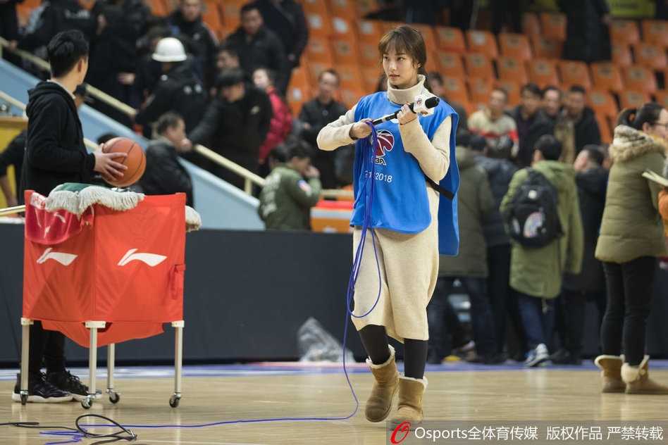 广厦主场那一抹亮色,CBA赛场美女主持成焦点风景 比赛陷入胶着,美女主持双手轻捧脸颊,表情中透着一丝紧张与期待,完美的侧颜杀定格了球迷看球时的众生相。