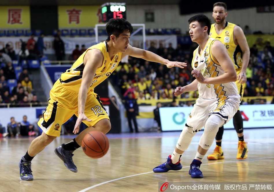 北控外援兰多夫内线强打博洛西斯，肌肉碰撞的瞬间力量感爆棚，虽面对严防仍奋力将球放进篮筐