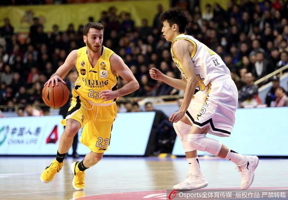 广厦老将林志杰闲庭信步般运球过半场，眼神坚毅沉稳，用经验掌控着球队的进攻节奏