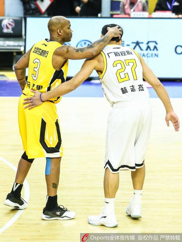 传奇外援马布里在客场深情谢场，双手合十向球迷致敬，这一刻无关胜负只关于对篮球最纯粹的热爱